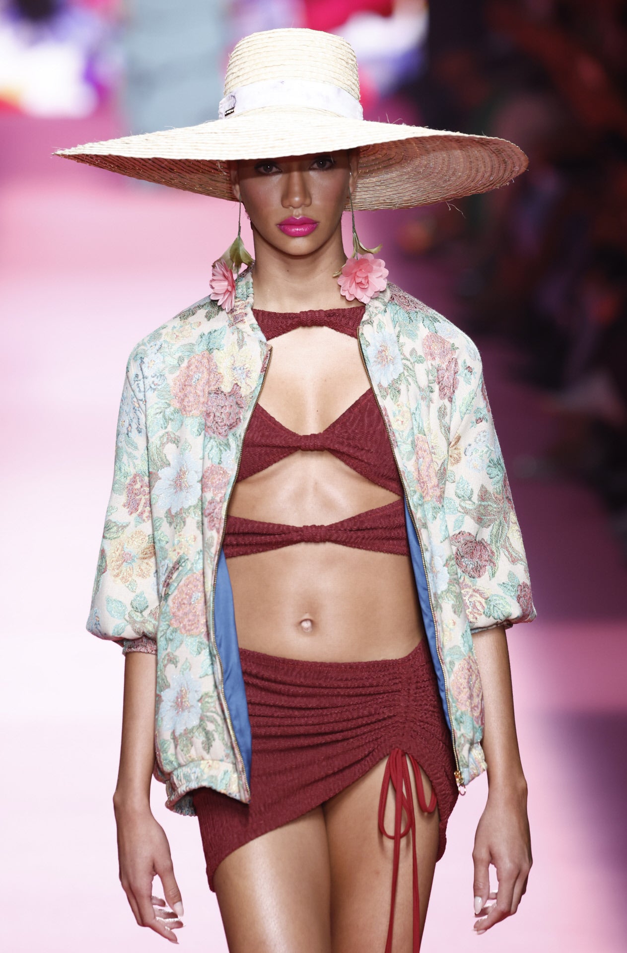 Las artesanías, incluyendo nuevamente el calado canario, el crochet, el tintado totalmente eco y artesanal a partir de flores, cochinilla y fibras vegetales, así como una primera toma de contacto con la cestería en rafia para dar forma a los bolsos y zapatos que acompañan la propuesta.