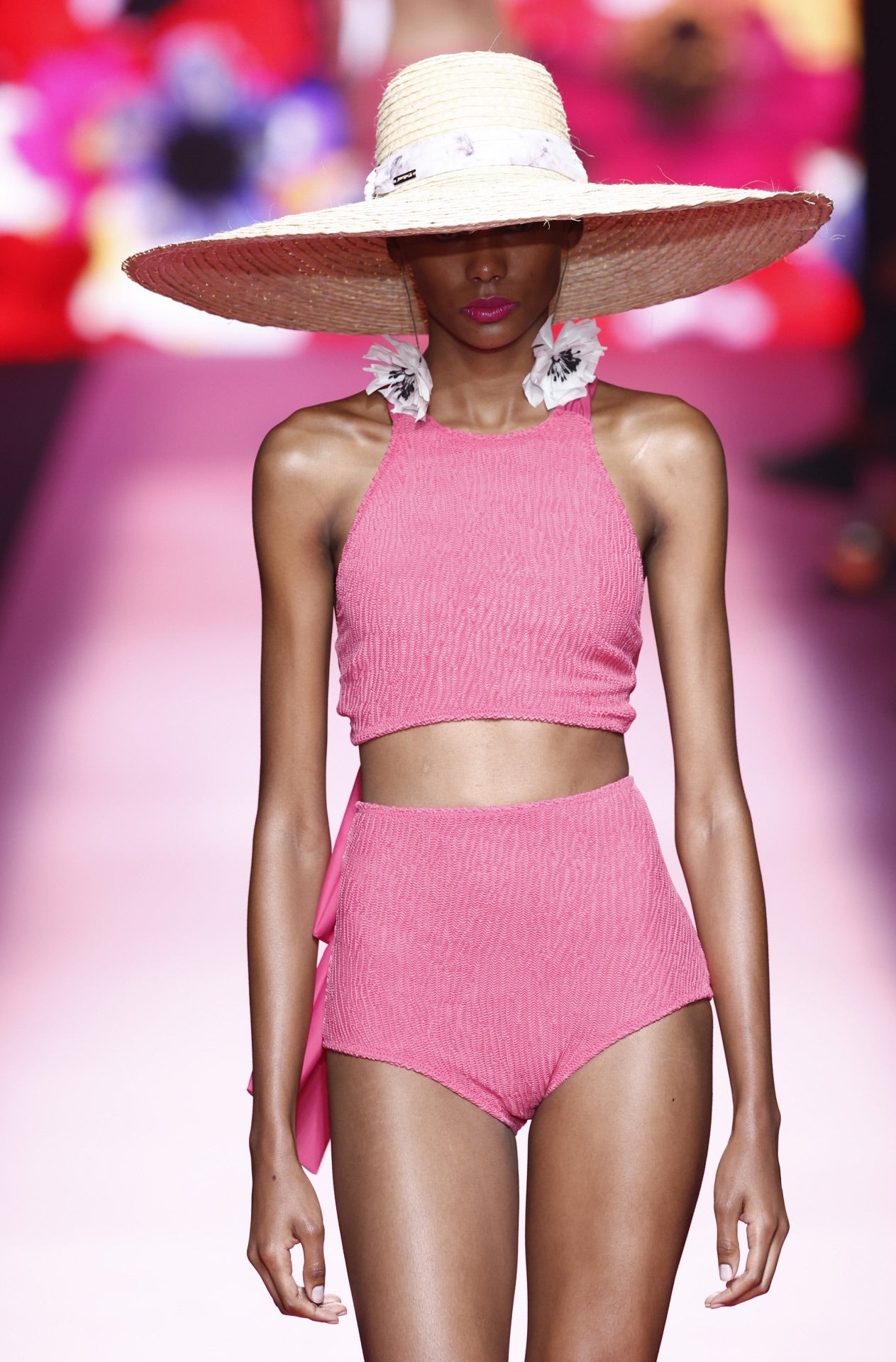 Conjuntos dos piezas y con flores, una vez más, en todos sus formatos, incluidos los accesorios