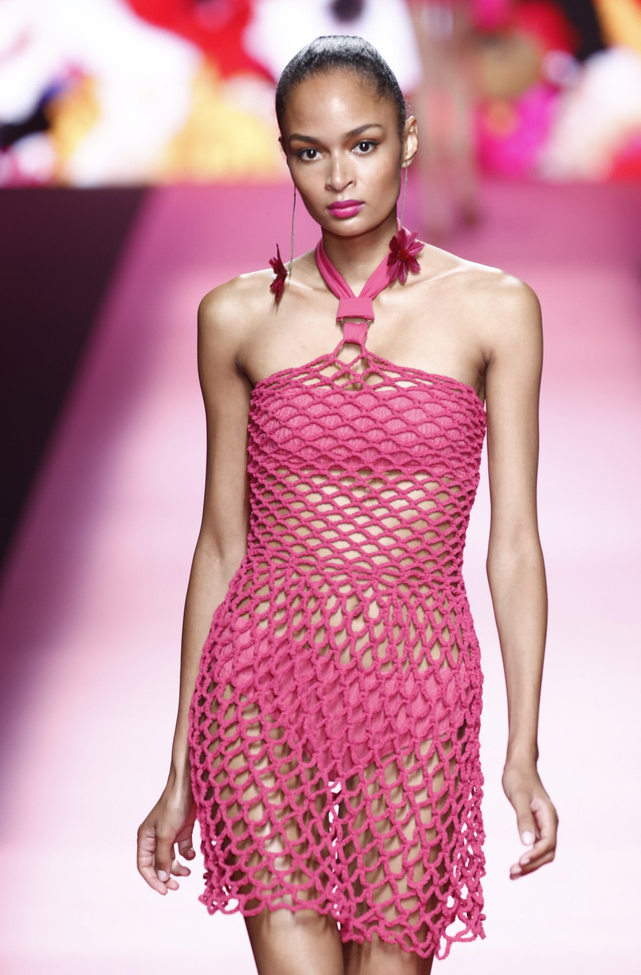 Sobre la pasarela también se han podido ver distintos tipos de tejidos realizados a mano como el crochet. 