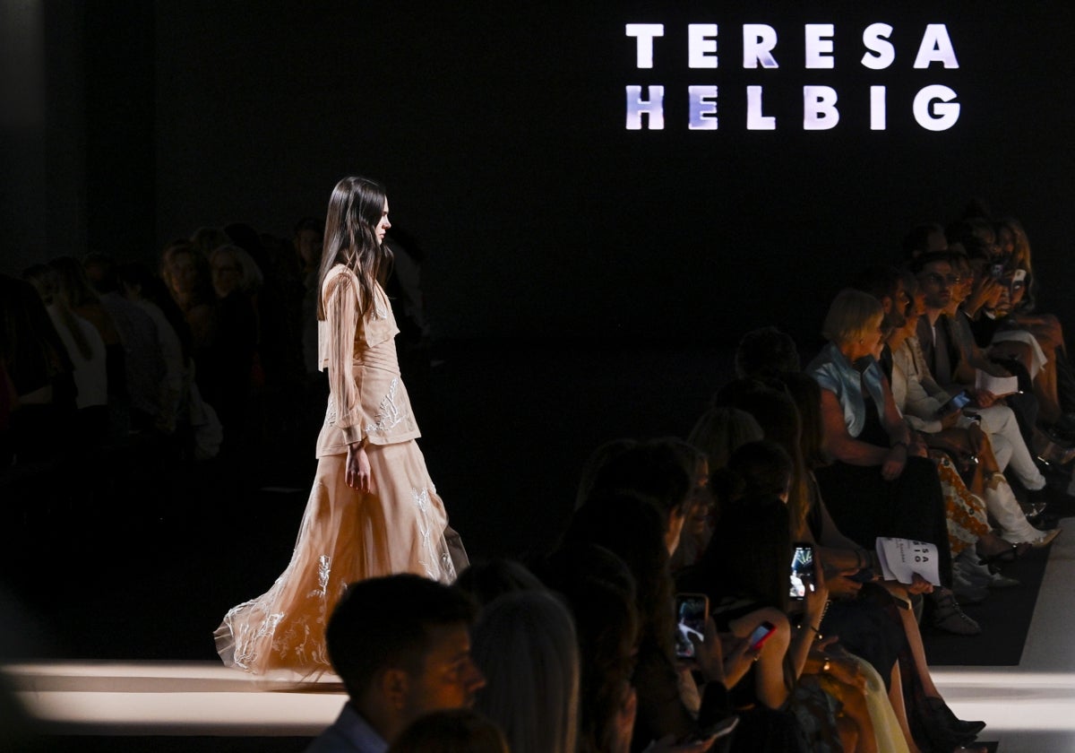 Desfile de Teresa Helbig en la MBFWMadrid 2023.