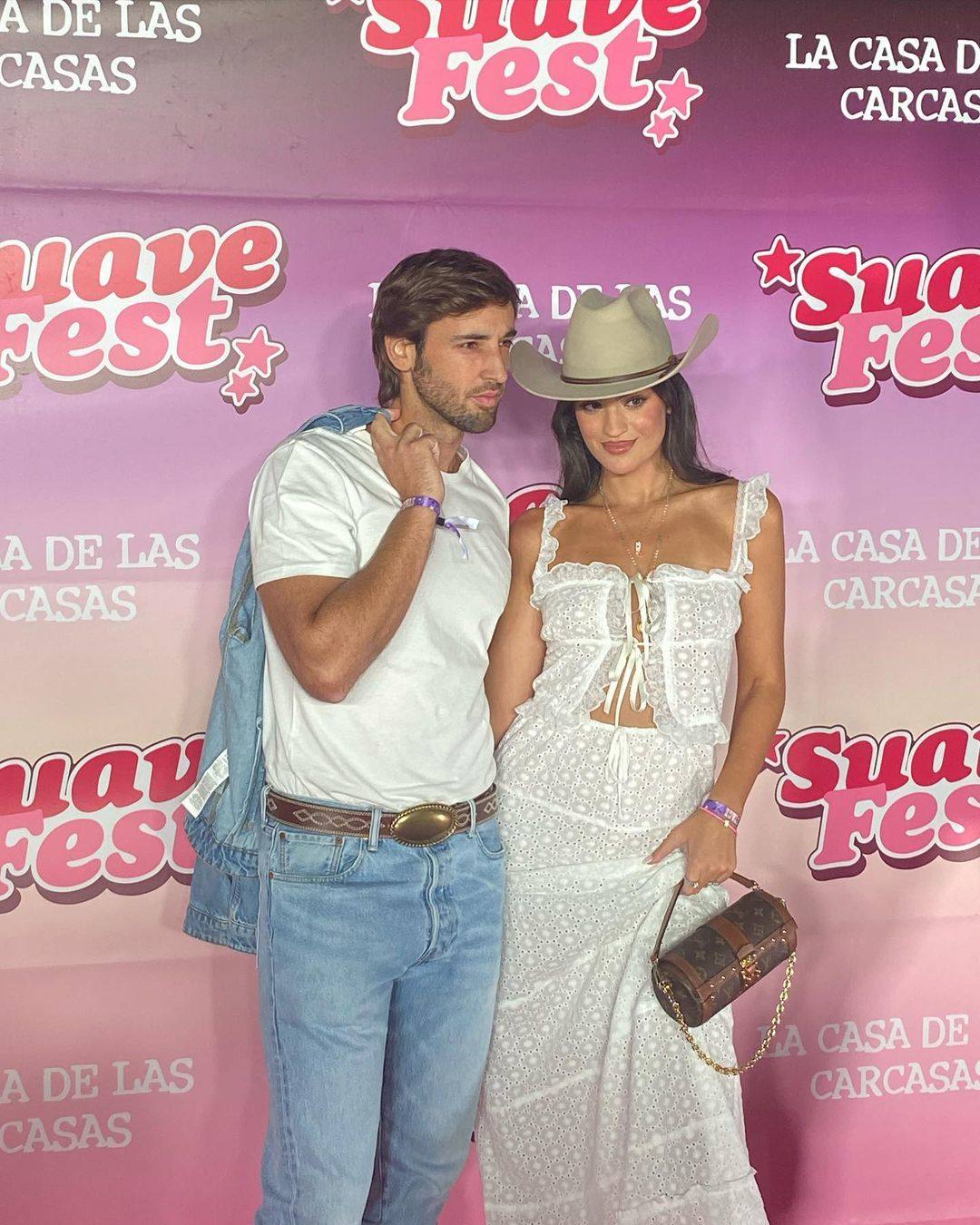 Marta Lozano junto a su marido Lorenzo. Ella lleva un look blanco y un sombrero 'cowboy'. Él, unos 'jeans' y una camiseta blanca básica. 