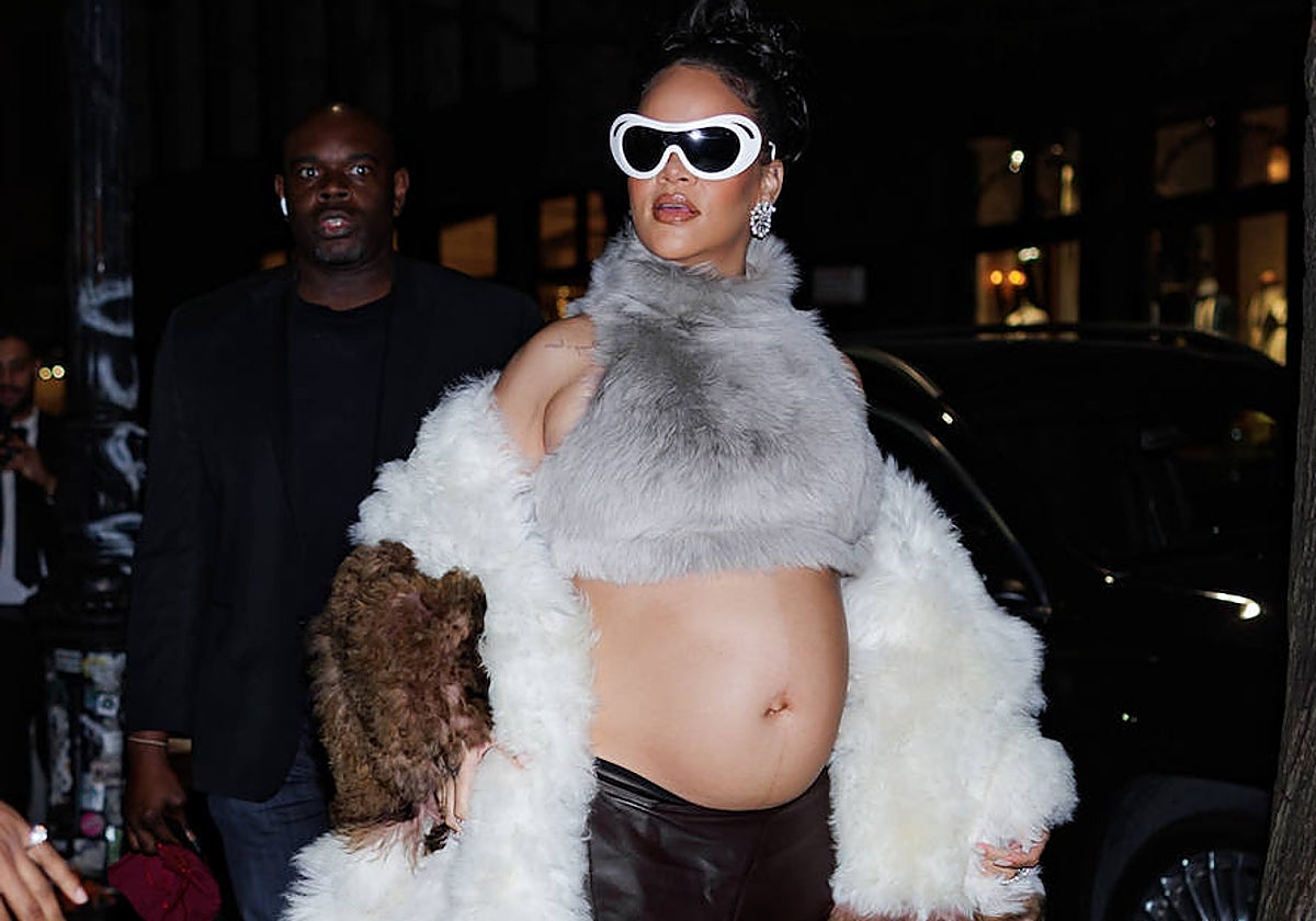 Rihanna con un look de lo más llamativo en su embarazo.