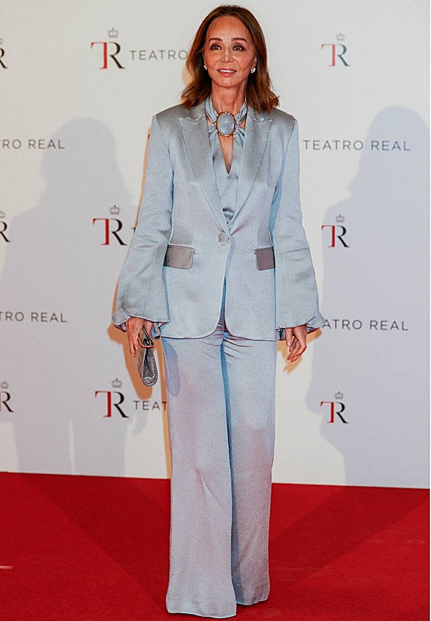 Isabel Preysler se decantó por un elegante traje sastre.