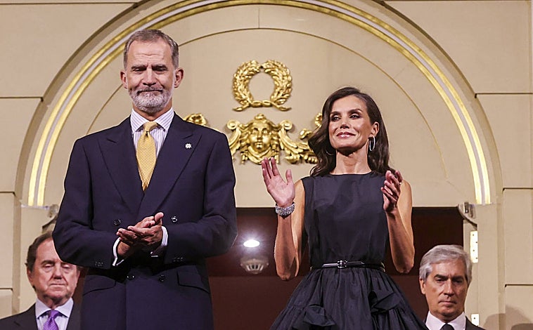 Imagen principal - Su melena ondulada, su maquillaje más marcado y sus joyas han completado un estilismo perfecto. 