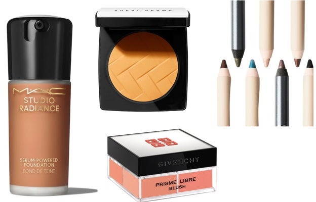 De izquierda a derecha: Base de maquillaje Studio Radiance Serum-PoweredTM Foundation de MAC (52 €); Polvos Vitamin Enriched Pressed Power de Bobbi Brown (50 €); Colorete Prisme Libre Blush Voile Coral #3 de Givenchy (49,50 €); Lápiz de ojos waterproof Pro Pencil de Etnia Cosmetics (9,80 €).