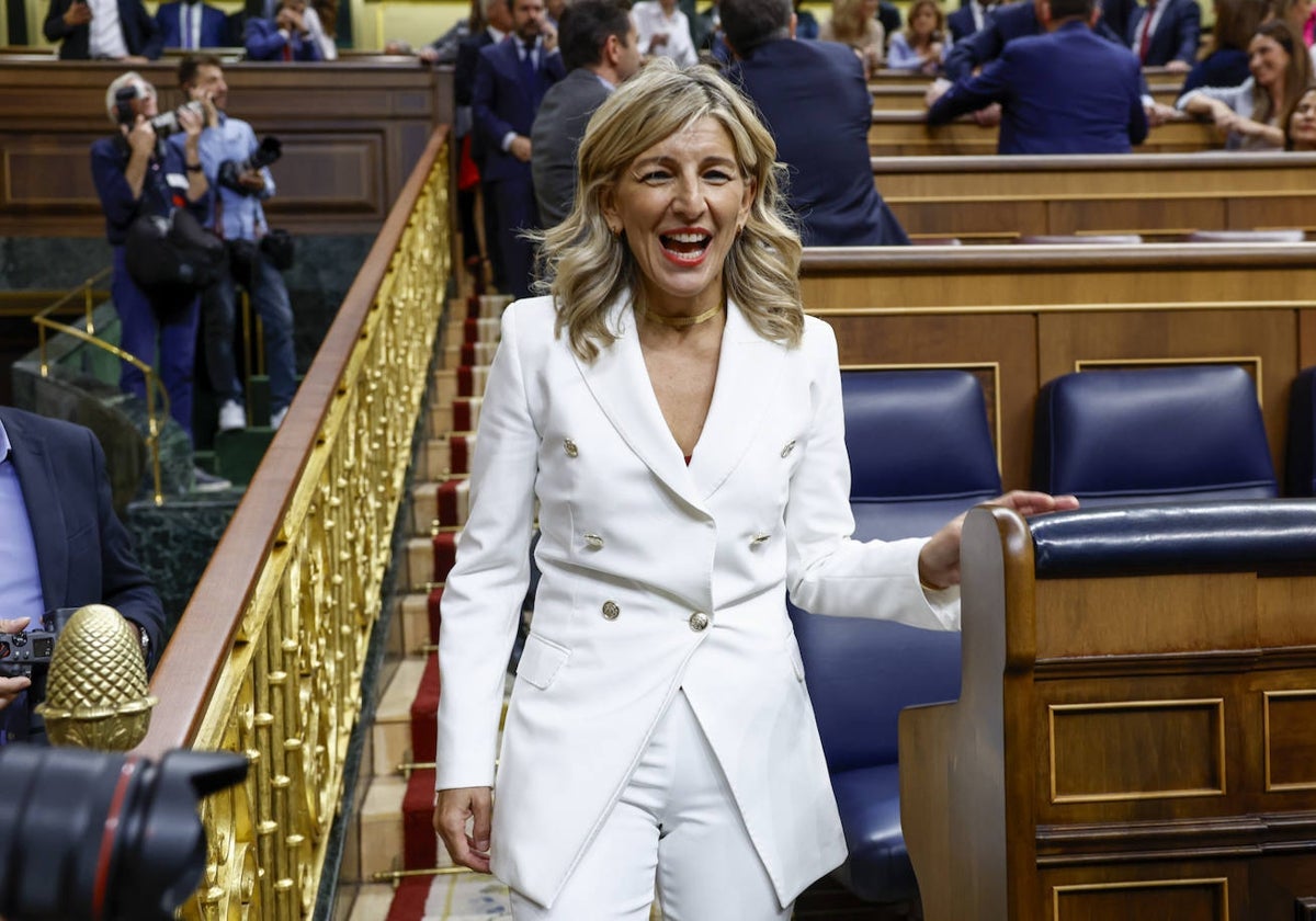 Yolanda Díaz, con un traje blanco en la primera sesión de investidura.