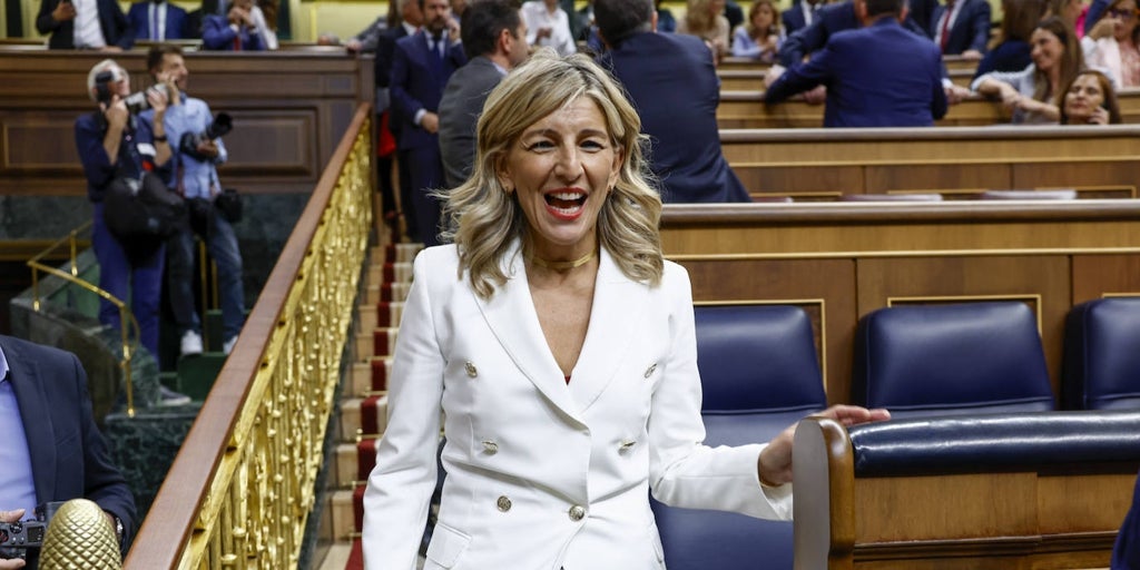 Yolanda Díaz, con un traje blanco en la primera sesión de investidura