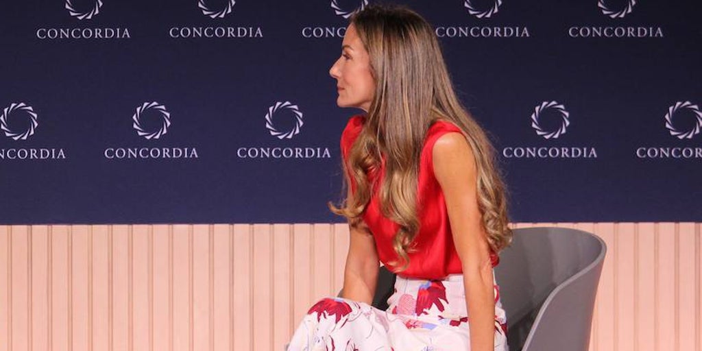 La blusa de Telma Ortiz que ya ha llevado antes la Reina Letizia