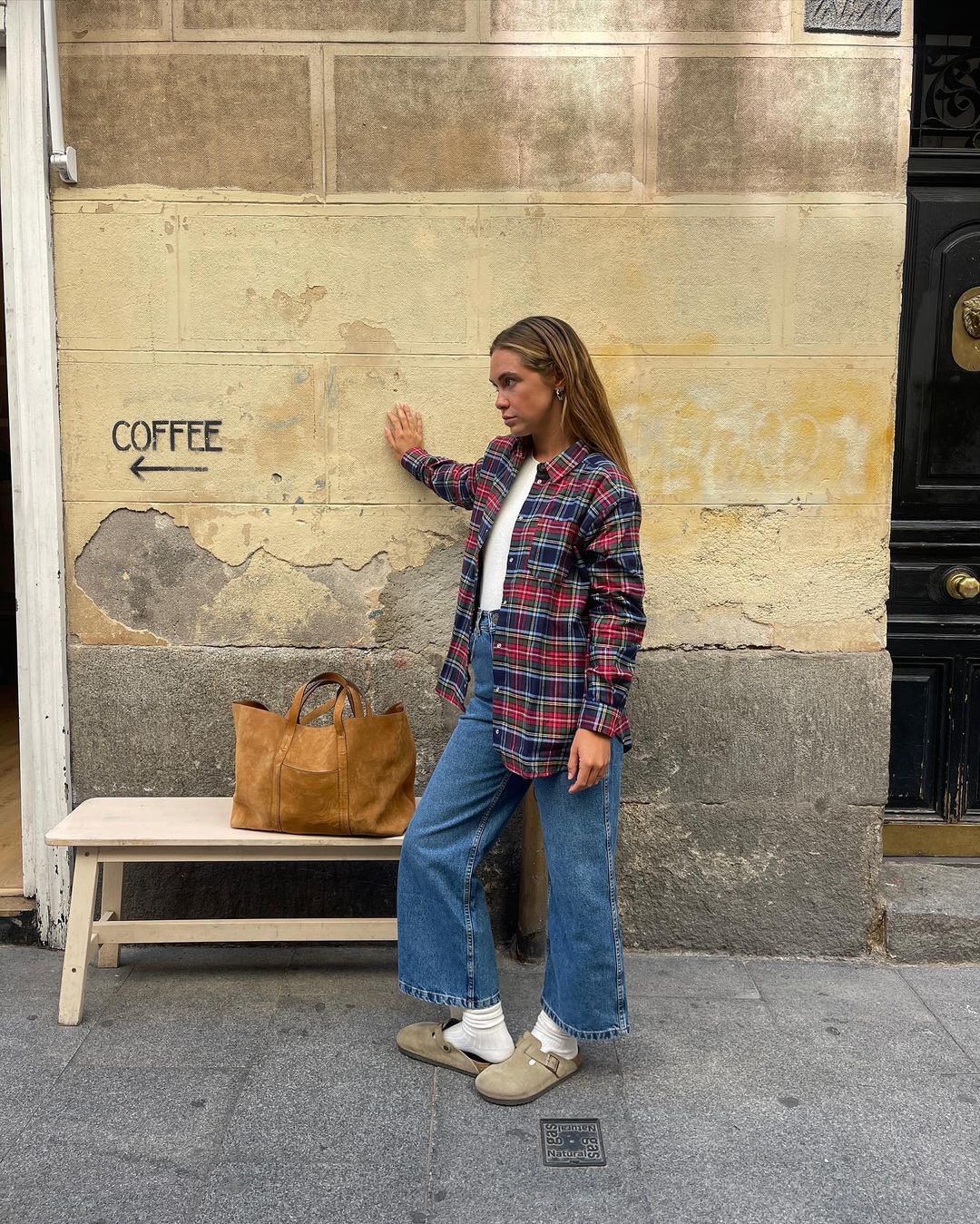Carlota Weber es una de las influencer que más uso hace de los zuecos, siendo Birkestock su firma de referencia. En esta ocasión los lleva con jeans de talle alto y pata ancha, camisa abierta y calcetines altos, un look desenfadado donde este calzado funciona a las mil maravillas.