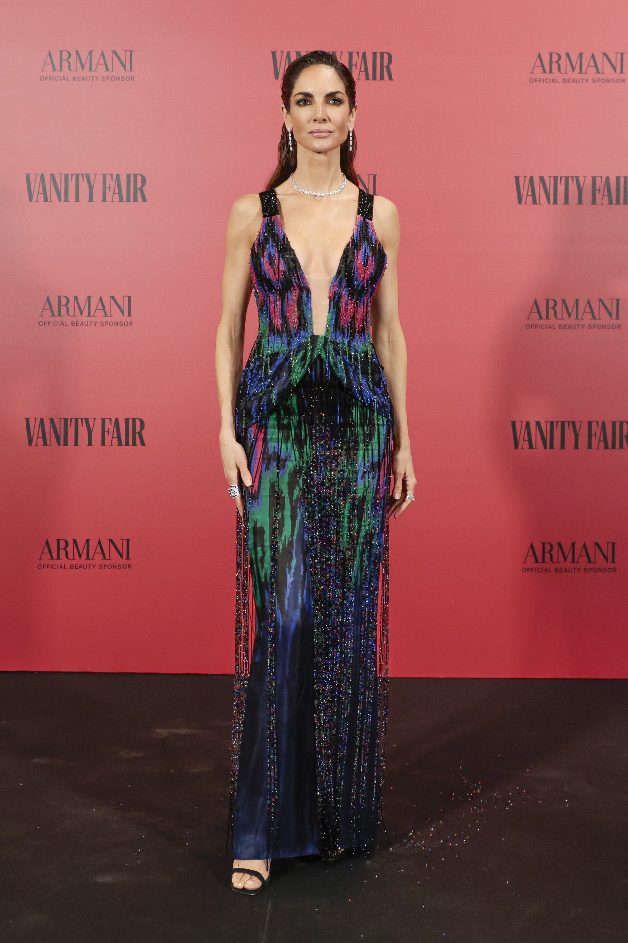 Eugenia Silva tampoco quiso perderse la fiesta junto a Armani Beauty y en su caso asistió enfundada en un vestido multicolor de Giorgio Armani con sandalias negras de Jimmy Choo y joyas de Rabat. 