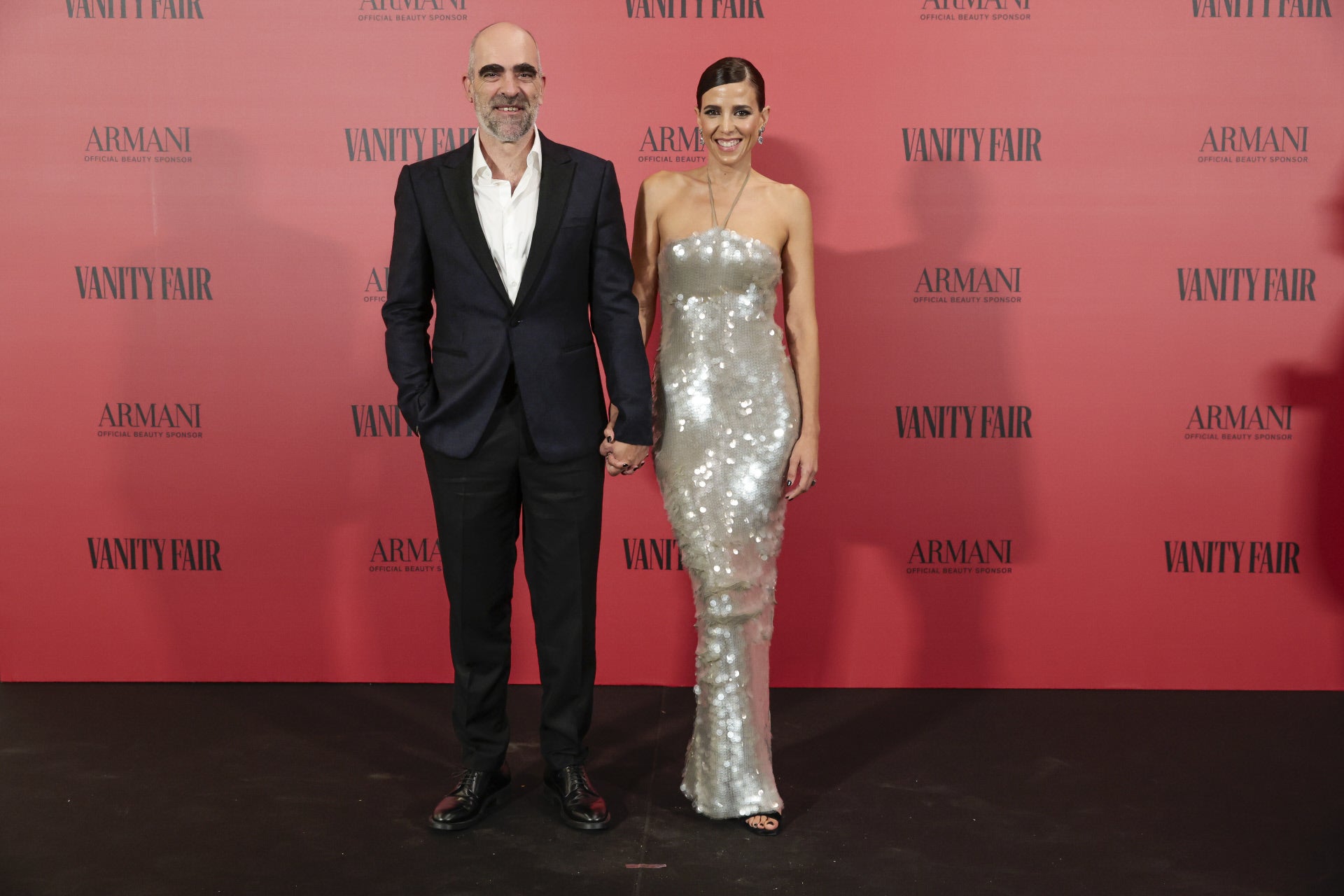 El actor Luis Tosar con traje de chaqueta sin corbata, junto a Luisa Mayol con un vestido de paillettes plateados de Giorgio Armani y zapatos de Lodi.