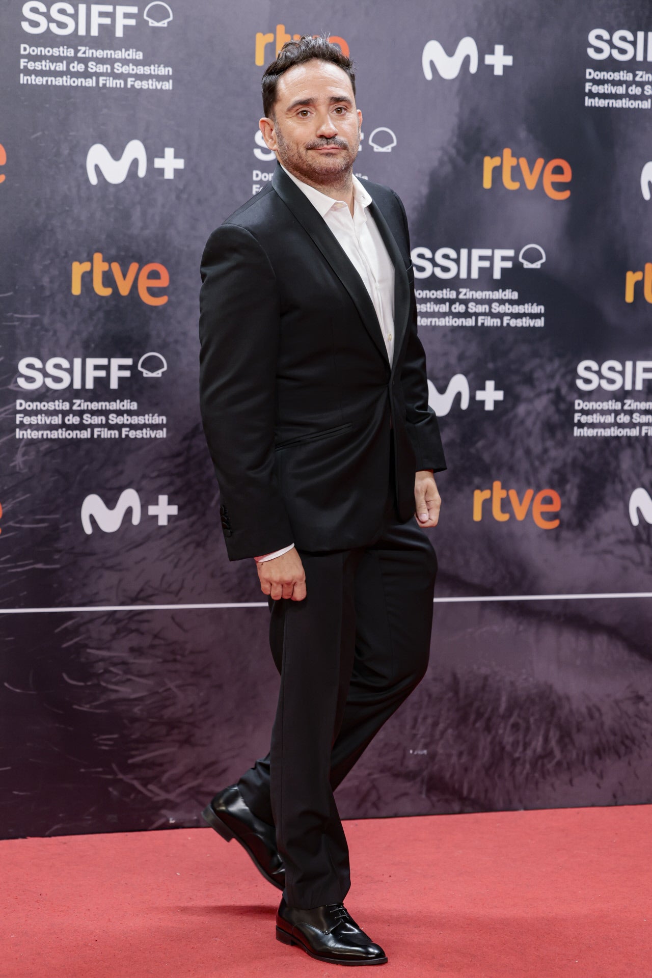 El director Juan Antonio Bayona se decantó por un informal traje de chaqueta en color negro sin corbata. 