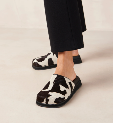 El animal 'print' sigue  teniendo protagonismo en las prendas de vestir y calzado, por lo que quienes adoran estos estampados están de suerte ya que está presente en estos zuecos de Alohas. Su precio es de 112 euros.