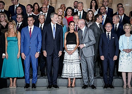 Imagen secundaria 1 - Los Reyes durante la Cumbre celebrada en Granada