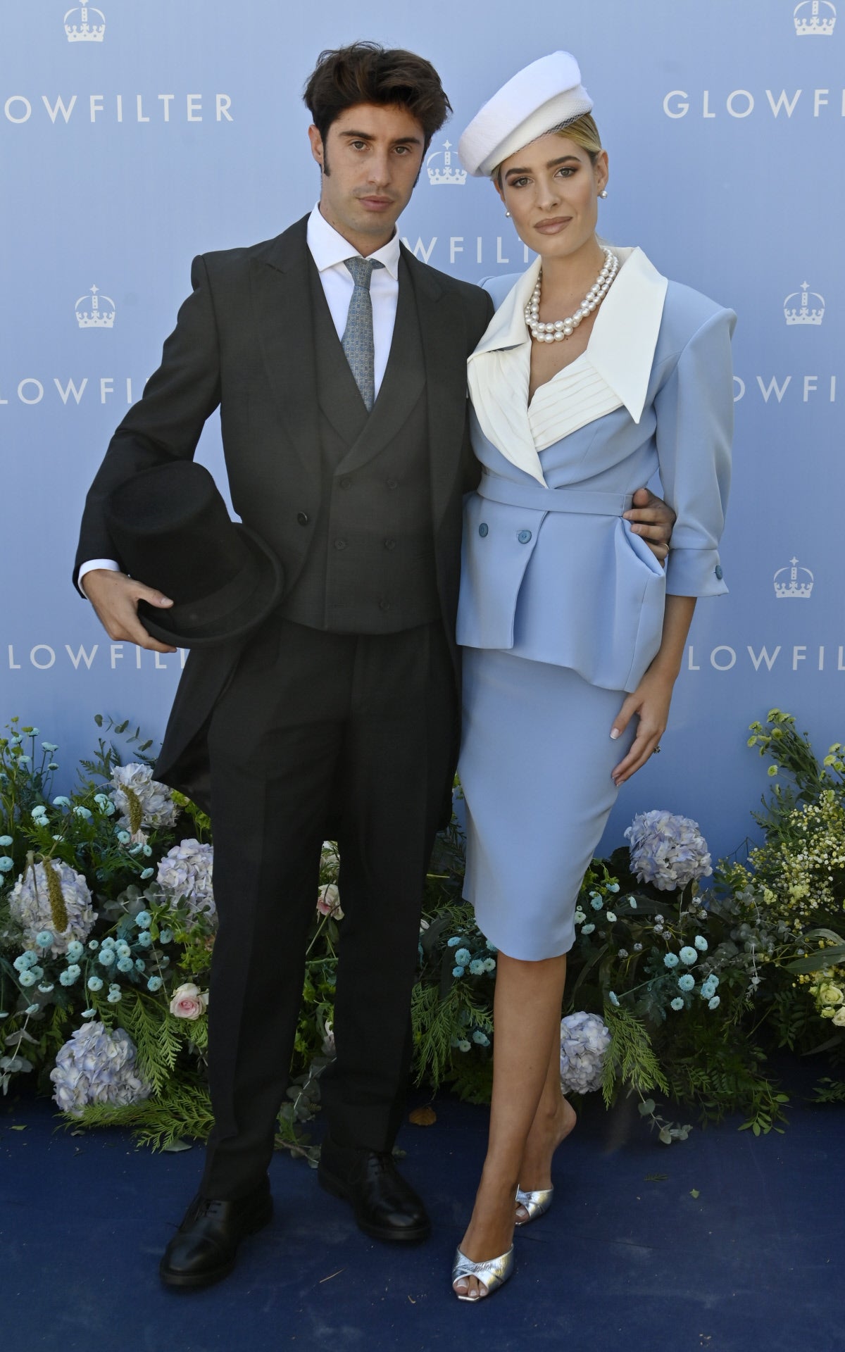 Teresa Andrés e Ignacio Ayllón, íntimos amigos de los fundadores de The Glowfilter. Ella con conjunto de Claro Couture, collar de Joyas Antiguas Sardinero y tocado de Betto García.