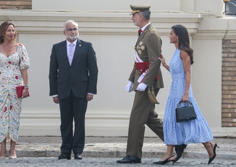 Imagen secundaria 1 - Doña Letizia vuelve a apostar por la moda española para la Jura de bandera de la Princesa Leonor