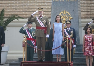 La Reina Letizia repite vestido 'low cost' y de firma española en la Jura de bandera de la Princesa Leonor