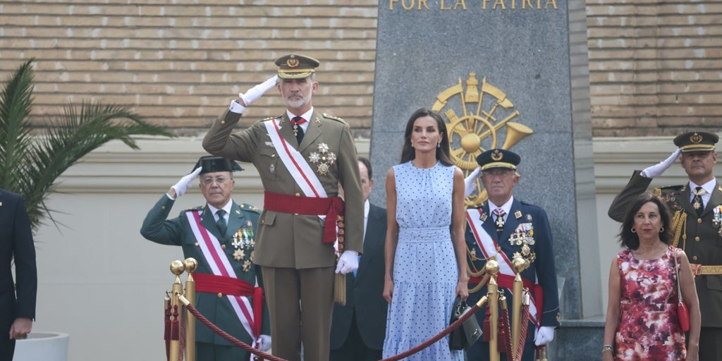 La Reina Letizia repite vestido ‘low cost’ y de firma española en la Jura de bandera de la Princesa Leonor