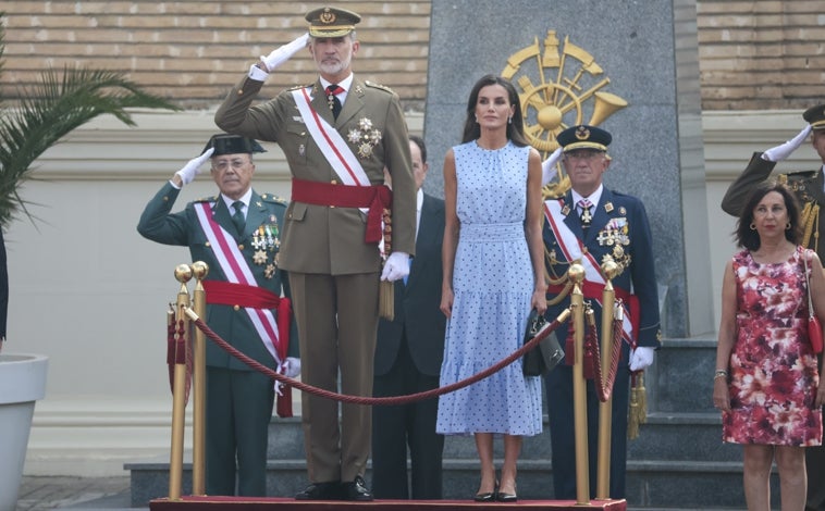 Imagen principal - Doña Letizia vuelve a apostar por la moda española para la Jura de bandera de la Princesa Leonor