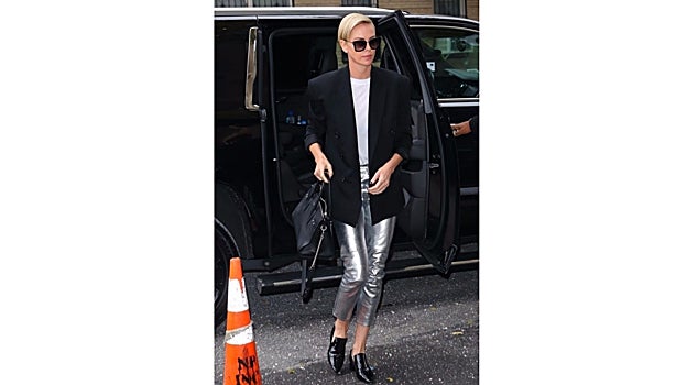 Charlize Theron con pantalones plateados de Isabel Marant en 2019
