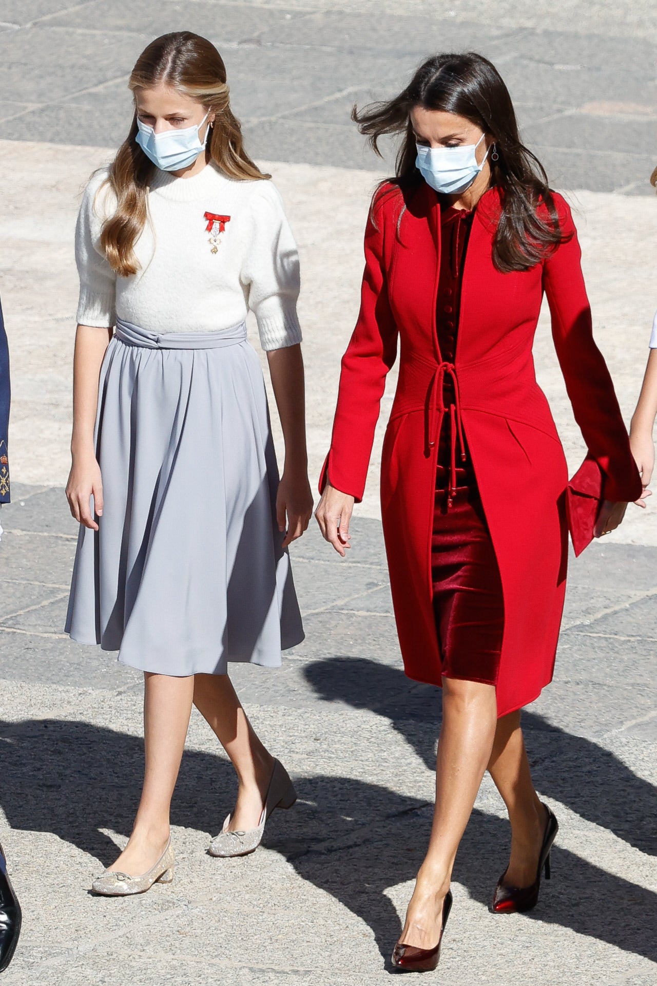 En 2020, Doña Letizia apostó por el rojo para el Desfile del Día de la Hispanidad. Llevó un vestido midi de terciopelo rojo con una chaqueta con cuello mao y doble lazada en la cintura de Felipe Varela. 