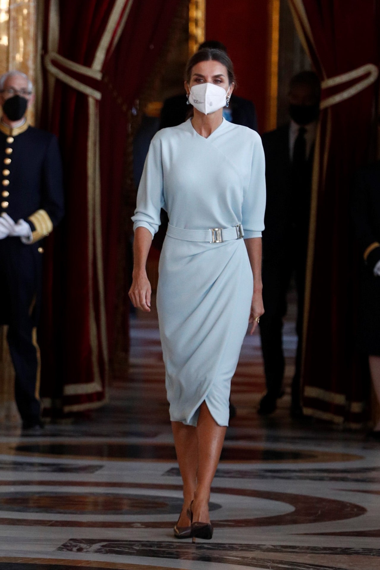 La Reina Letizia en el Día de la Hispanidad 2021, con un vestido azul de la firma María Barragán. 