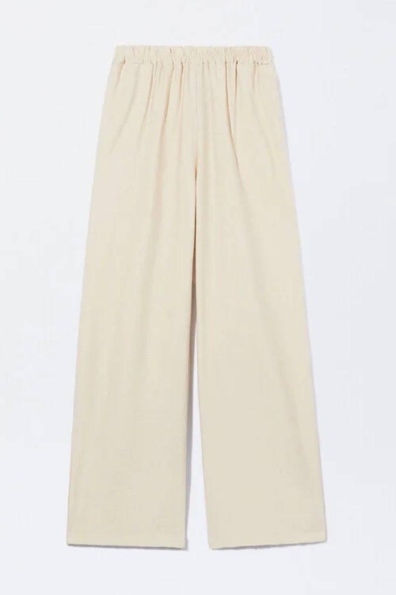 Parfois. Pantalón oversize de pata de elefante con la cintura elástica. Perfecto en aquellos días en los que no sabes qué ponerte. Precio:  35,99€.