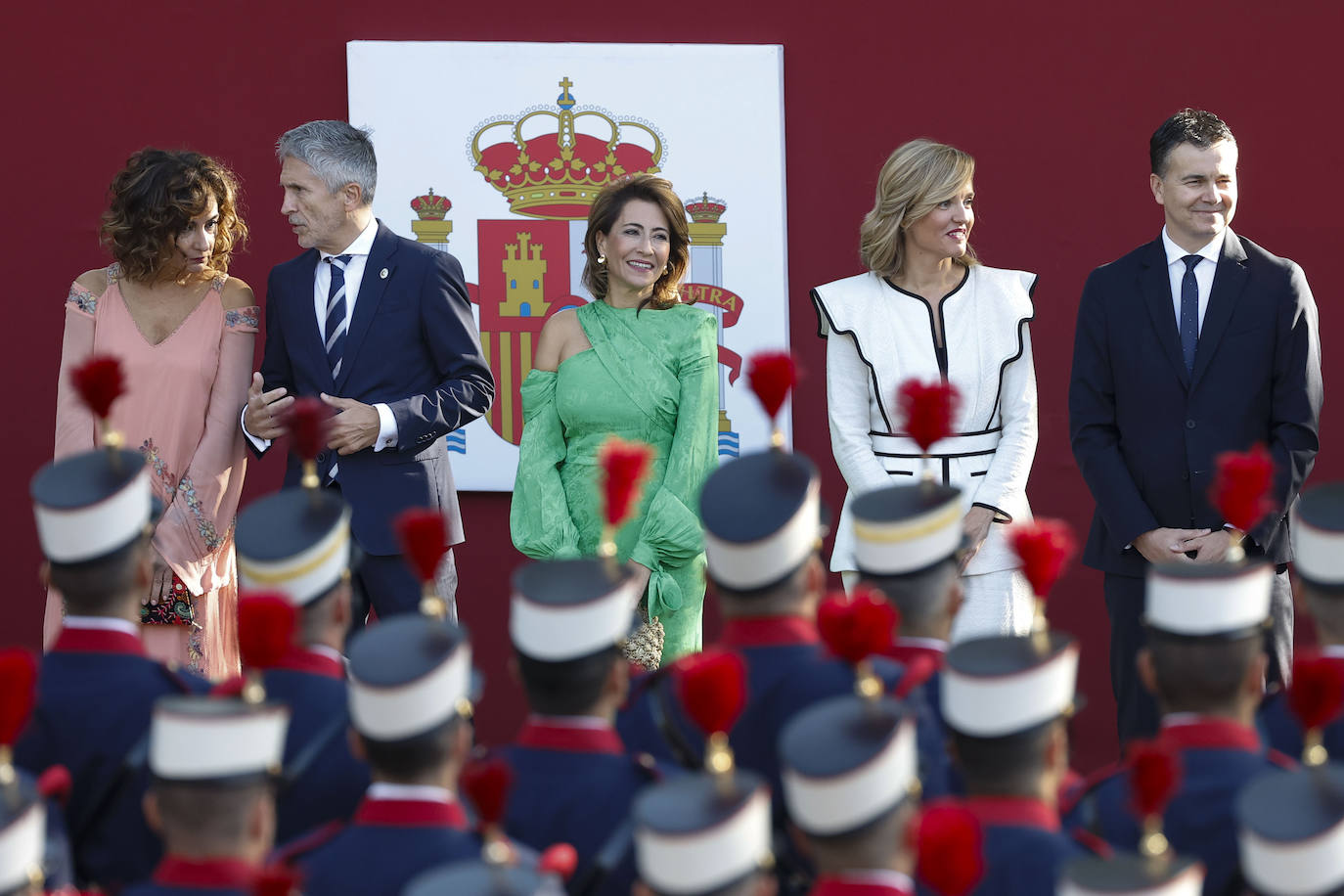 María Jesús Montero, Ministra de Hacienda y Función Pública en funciones, ha llevado un vestido fluido en color rosa con bordados florales. Raquel Sánchez, ministra de Transporte en funciones, ha elegido un vestido verde con abertura en el hombro, y Pilar Alegría, Ministra de Educación y Formación Profesional en funciones, se ha decantado por un conjunto en color blanco con ribete negro, formado por casaca y pantalón.