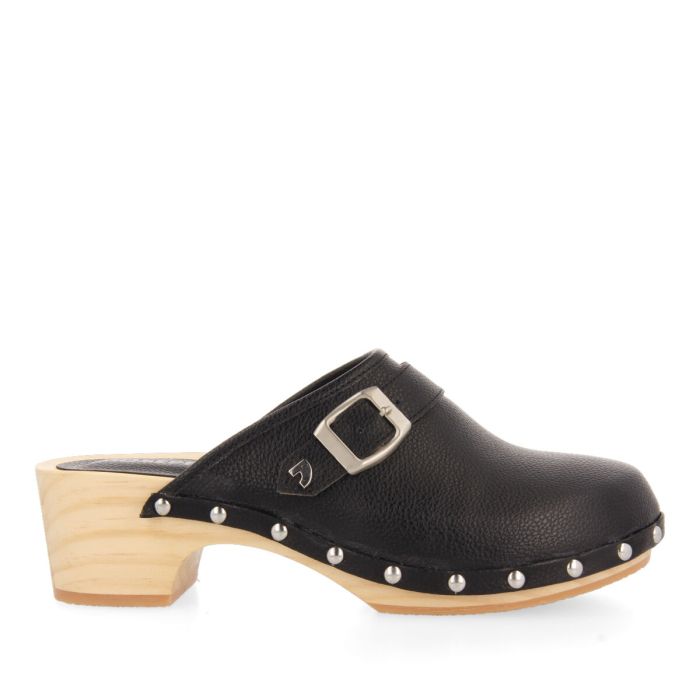 De madera, con tachuelas y hebilla. Cuantos más detalles, más especiales son los zuecos. Estos de Gioseppo están disponibles por 35 euros.