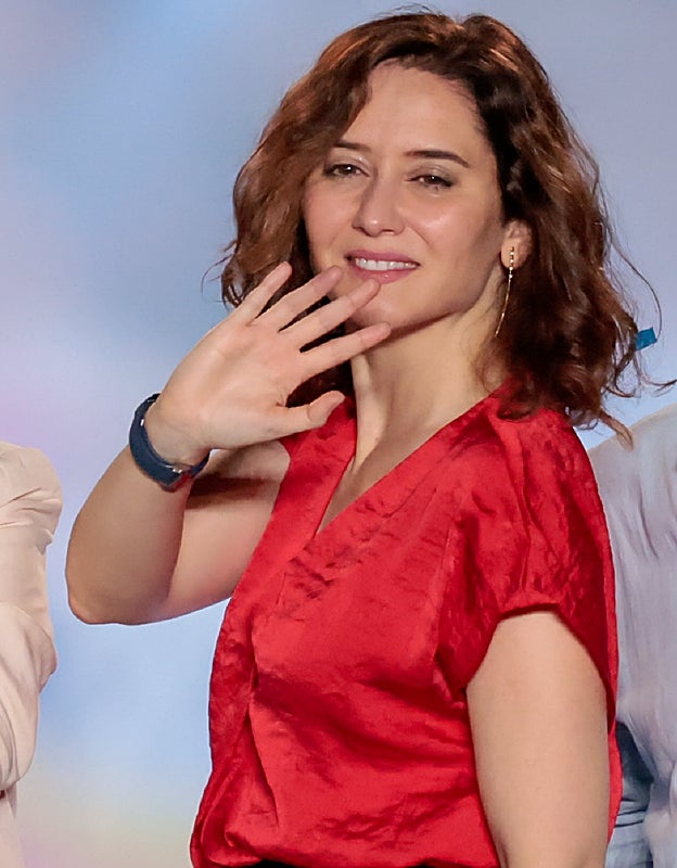 Ayuso, con una blusa roja de Lefties, de 9,99 euros.