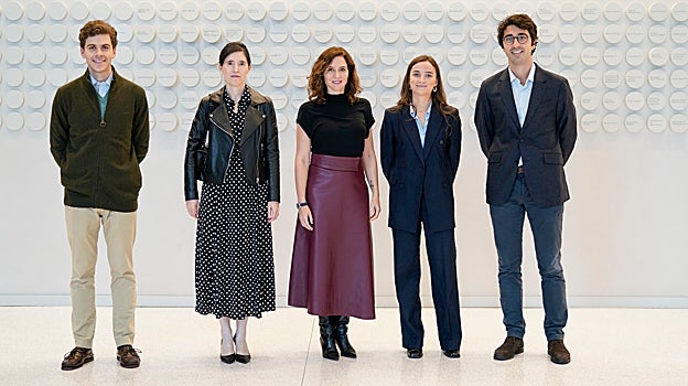 Isabel Díaz Ayuso, con una falda de Sfera 'low cost'.