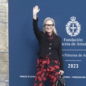 Meryl Streep conquista Oviedo con un cómodo y alegre conjunto de pantalón y camisa