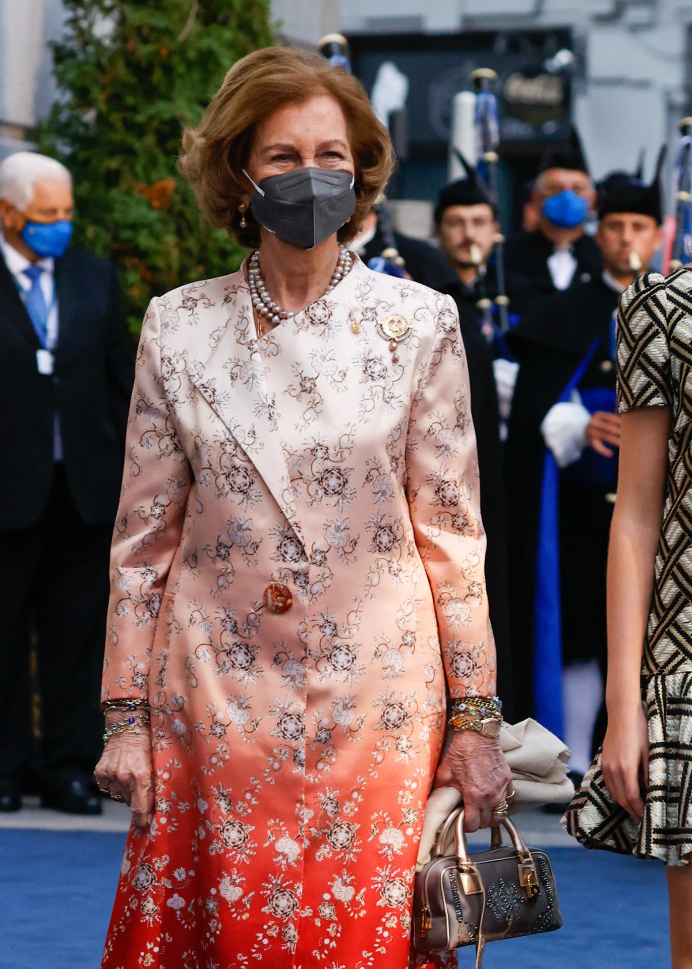 En 2021, la emérita llevó un vestido tipo abrigo, en tonos rosas y rojos, con un estampado floral. 