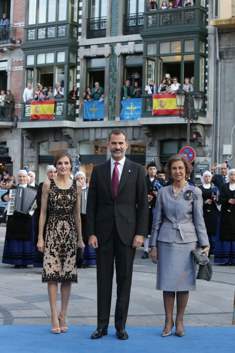 En 2016, con traje de chaqueta y falda en color gris.