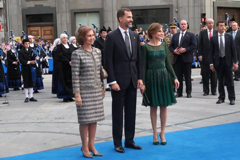 Con un vestido en color verde, doña Letizia lucía así para su última edición como Princesa de Asturias. En esta ocasión el diseño de Felipe Varela era de seda con un sofisticado bordado de pequeños cristales. Los stilettos verdes y el bolso del mismo color completaron el look.