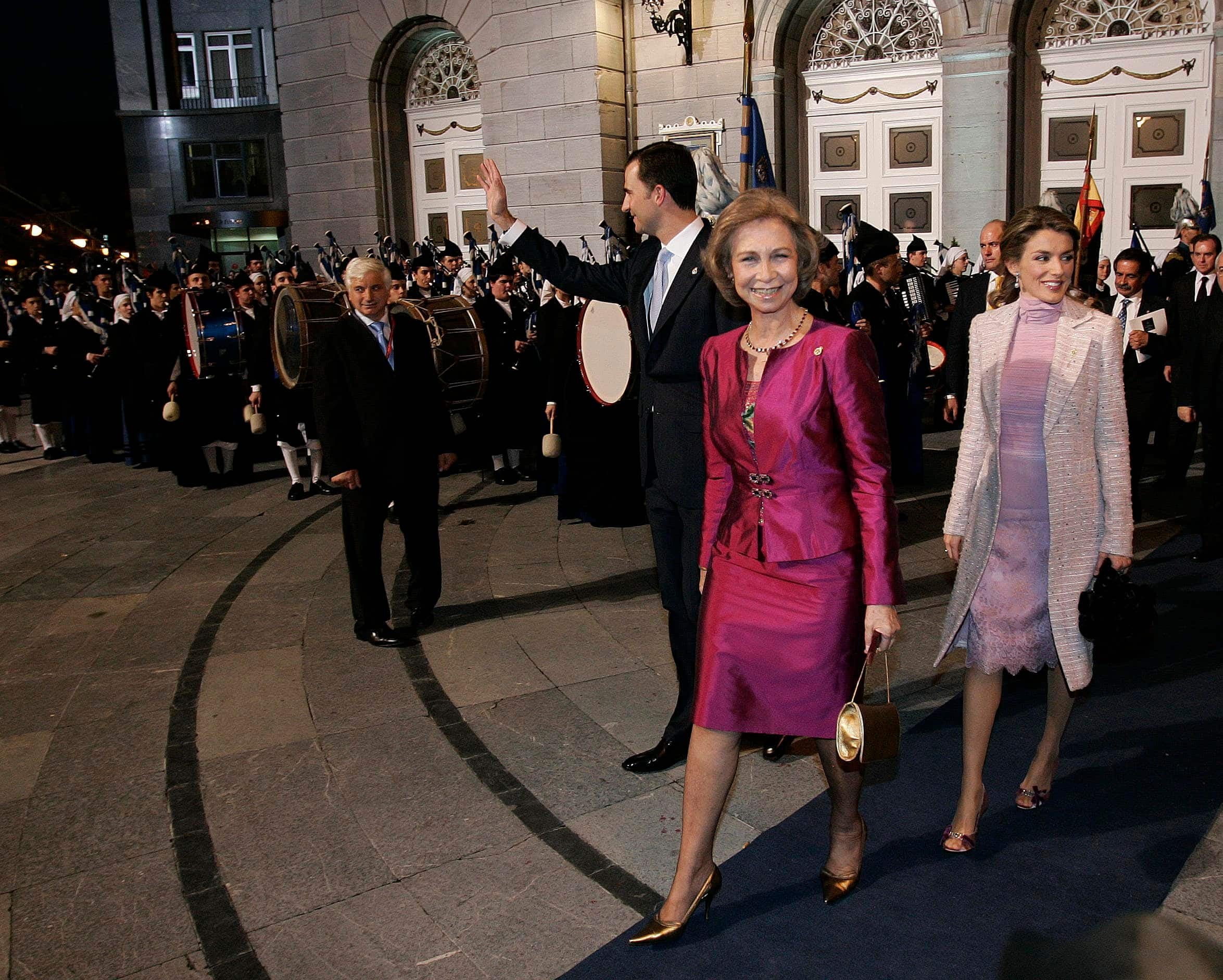 Embarazada de la Princesa Leonor, Letizia acudió a los Premios Príncipe de Asturias de 2005 con un vestido de cuerpo drapeado y abrigo tweed.