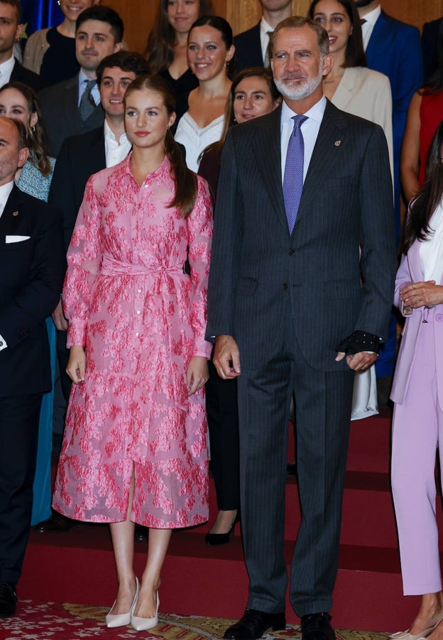 La Princesa de Asturias ha lucido un vestido camisero de Simorra.