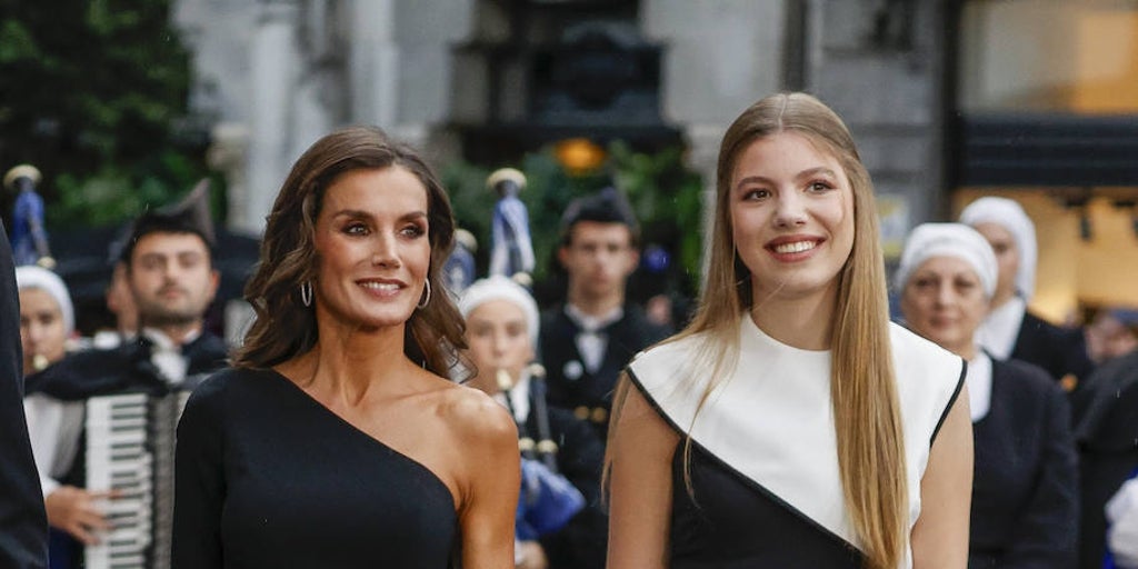 la Reina Letizia deslumbra con un ajustado vestido con escote