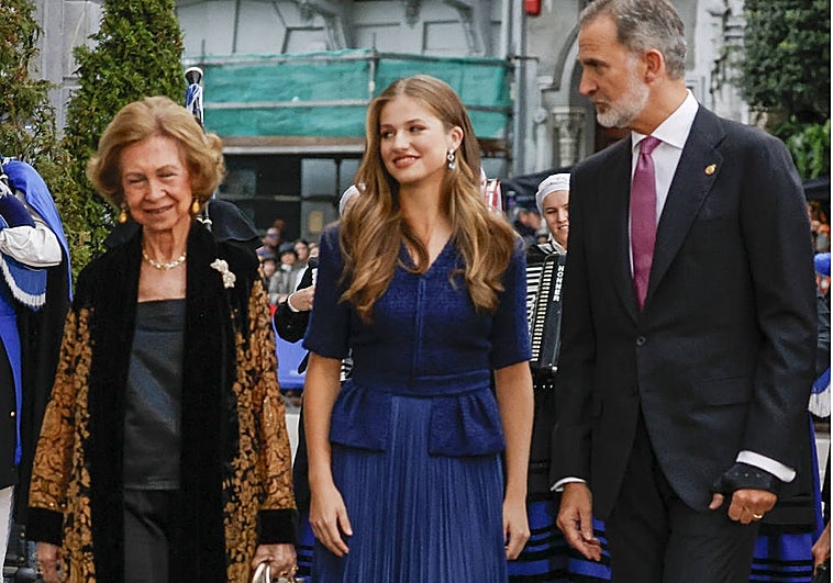 Doña Leonor elige un sobrio vestido azul para los Premios Princesa de Asturias