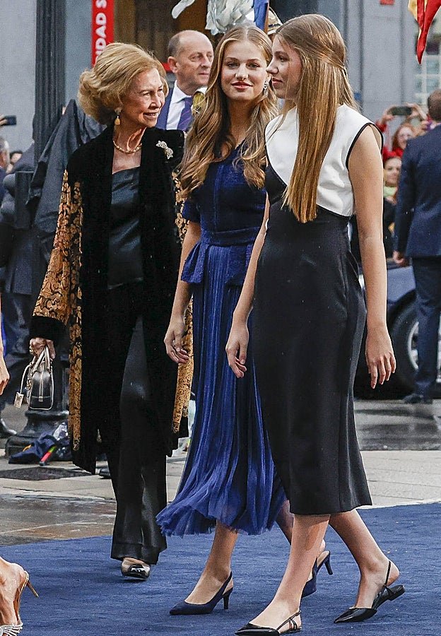 La infanta Sofía junto a su hermana, Doña Leonor, llegan al teatro Campoamor de Oviedo donde se ha celebrado la entrega de los Premios Princesa de Asturias.