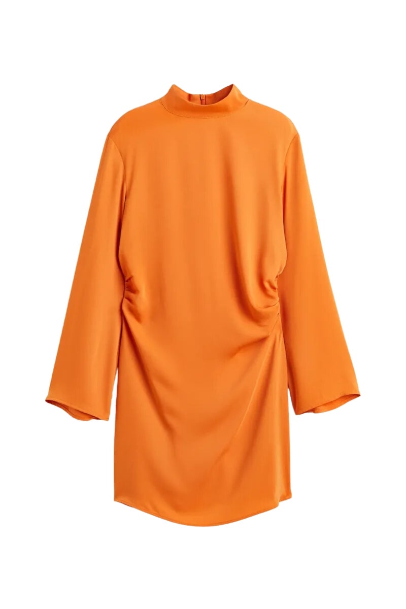 H&M. Minivestido con cuello Perkins, mangas acampanadas y fruncidos laterales para aquellas que deseen salir del negro y disfrazarse de algo divertido como por ejemplo una calabaza (con los accesorios adecuados). Precio: 39,99€.