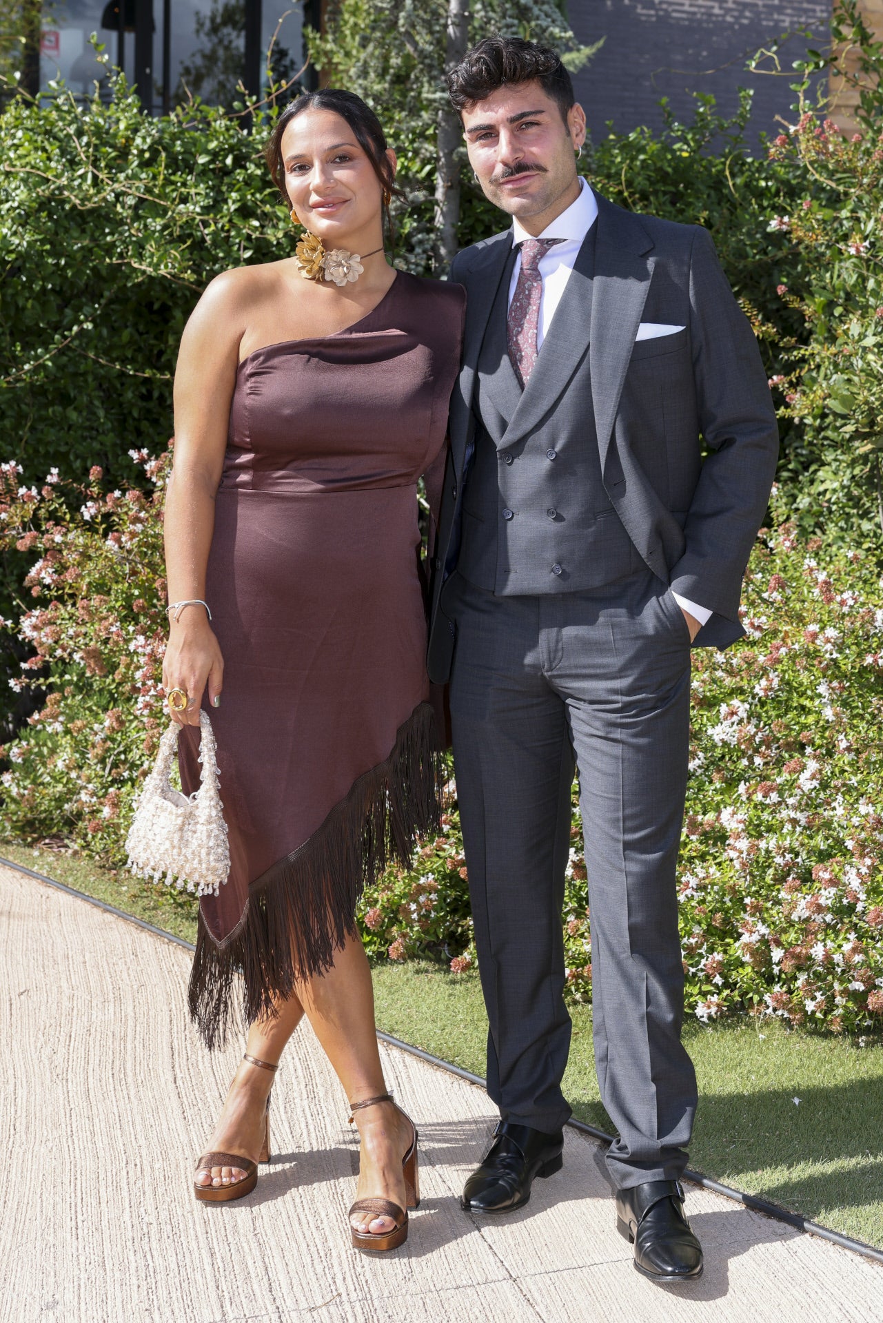 Lara Tronti llevó un vestido con escote asimétrico y bajo decorado con flecos de Lady Pipa. 