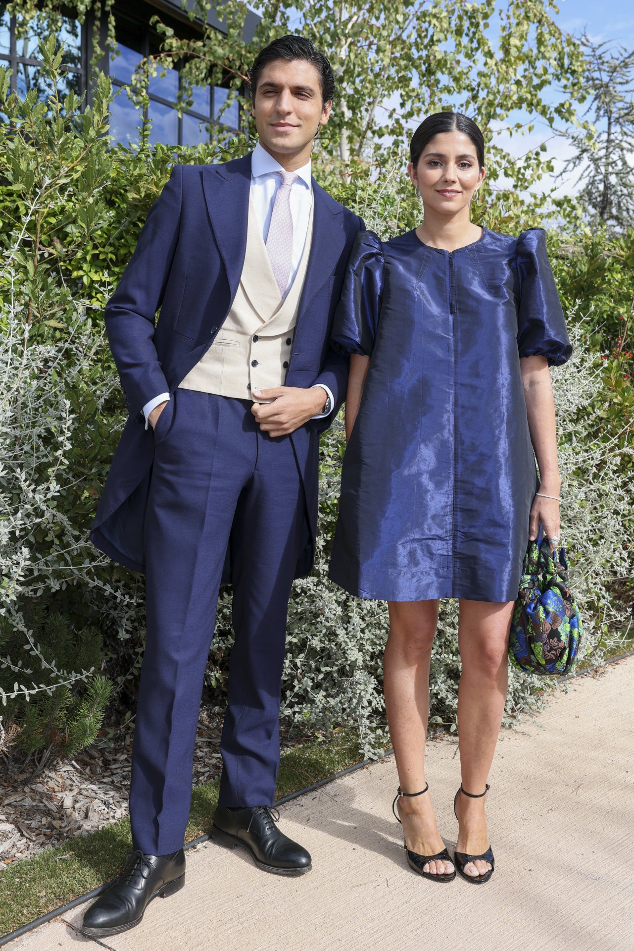 María G. de Jaime llevó un minivestido azul marino con mangas abullonadas firmado por Ganni. Lo combinó con un bolso de mano de Laia Alen y unas sandalias negras. 