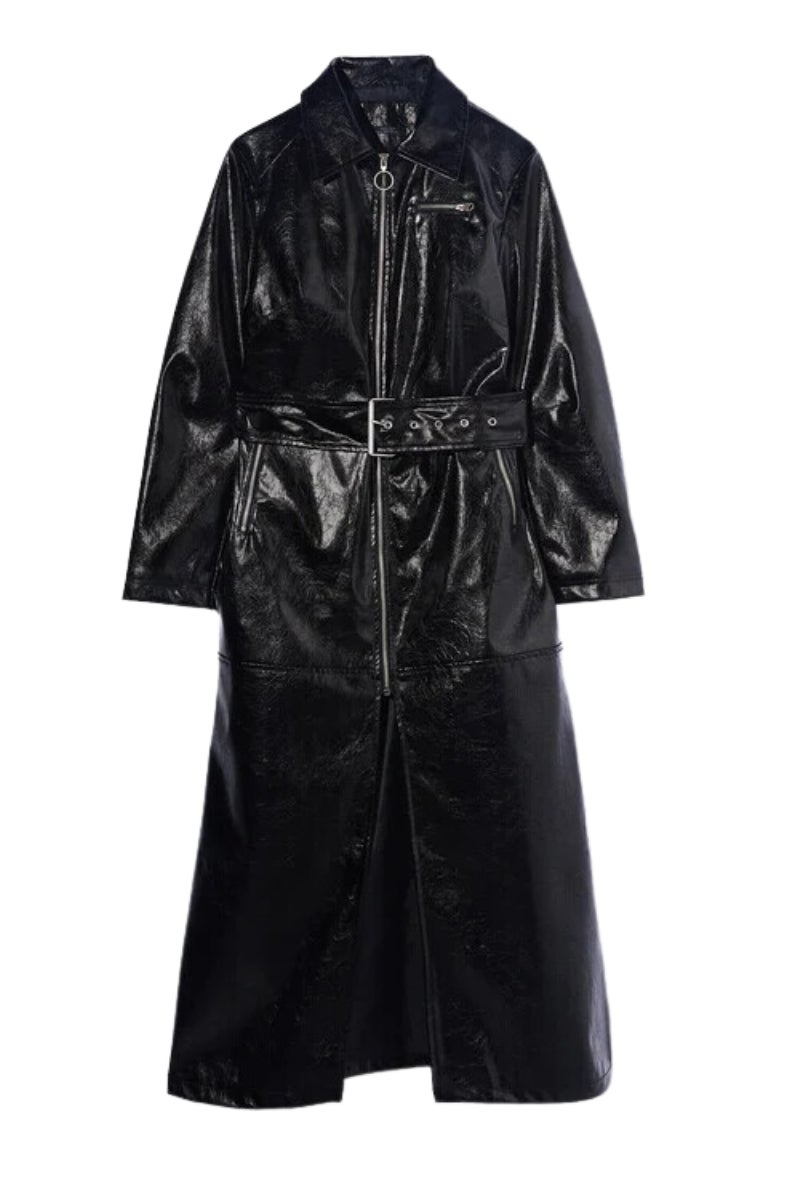 Parfois. Gabardina de charol con cinturón XXL, grandes solapas y bolsillos. Una solución cómoda y versátil para quienes vayan a pasar la noche más terrorífica del año al aire libre y no quieran que su look pierda la esencia. Precio: 99,99€.