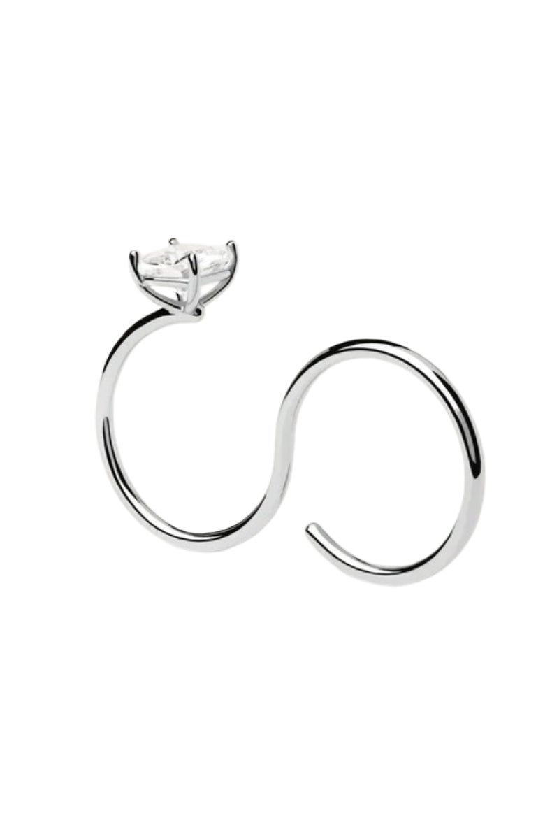 PdPaola. Anillo de plata de doble dedo, modelo Sofía. Si las brujas siempre han llevado joyas, no podrás no incluirla en tu estilismo, y esta sortija es discreta a la par que elegante, perfecta para todo tipo de outfits. Precio: 75€.