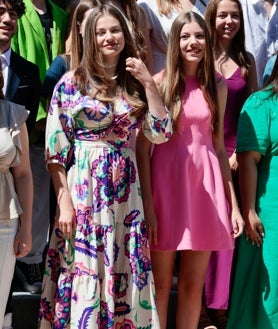 Imagen secundaria 2 - Arriba, la Princesa con un diseño de Mango. Abajo, con un vestido de Zara.