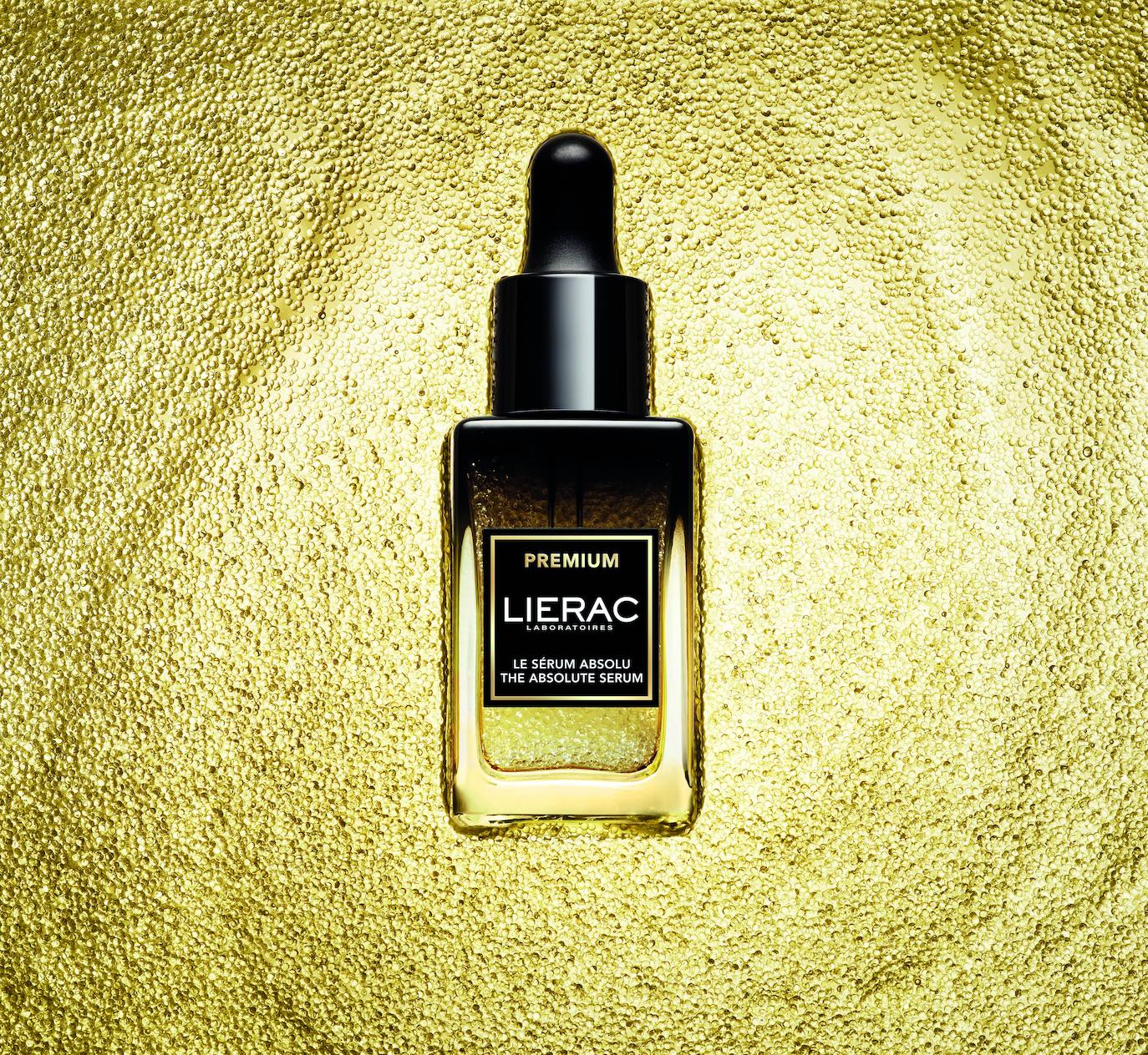 Premium de Lierac Sérum Absoluto (95 euros). Con su doble textura extraordinaria, obtenida gracias a la tecnología microfluídica, el Sérum Absoluto y sus 7300 microperlas fusionan el frescor del agua con el confort del aceite. En el corazón de su fórmula con poderes antiedad, la tecnología [F.G.N.] que actúa sobre las tres proteínas mensajeras clave de la juventud celular. Los laboratorios de formulación han seleccionado igualmente la papaína, una enzima procedente de la papaya, para afinar la textura de la piel y sublimar la luminosidad cutánea. Y finalmente, la niacinamida para prevenir y corregir las manchas pigmentarias.