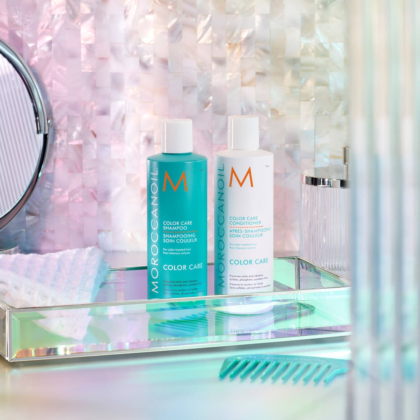 Champú y Acondicionador Color Care de Moroccanoil (27,10 y 28,50 euros, respectivamente). Cuentan con una innovadora Fórmula de Protección Ambiental a base de extracto de granada y un complejo con protección solar, que protegen el cabello frente a la pérdida de color y los daños causados por la luz del sol y los agresores medioambientales. Por otro lado la Tecnología ArganID® ayuda a reparar y sellar la cutícula para mantener el color intacto.