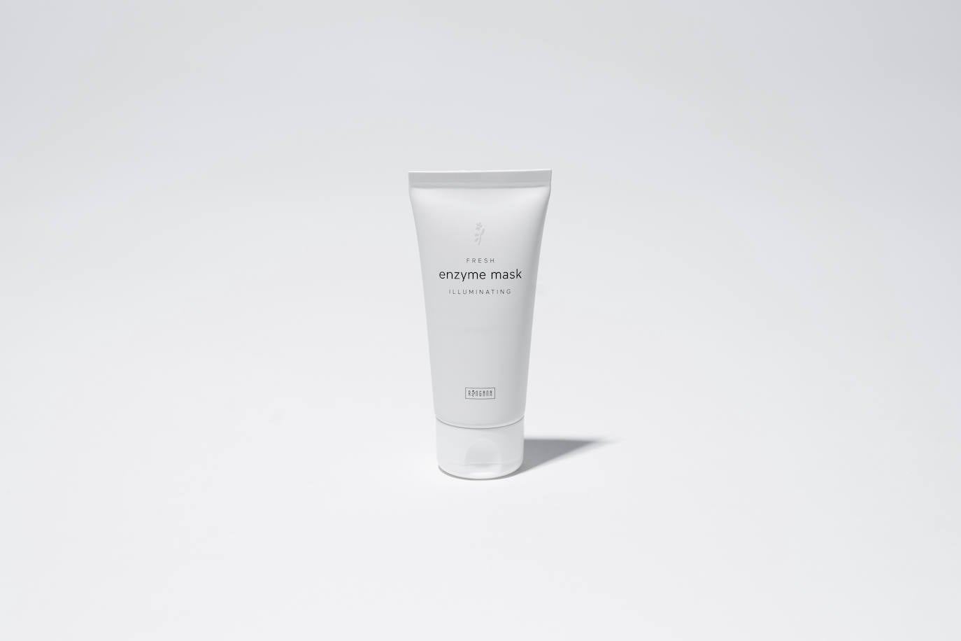 Fresh illuminating enzyme mask de Ringana (39,20 €). Una mascarilla de exfoliación enzimática, que gracias a las enzimas obtenidas de la papaya, piña y kiwi eliminan la piel seca y muerta, y exceso de sebo de la superficie de la misma. Además, destaca por su alto contenido en extracto de caolín que mejora la elasticidad de la piel, aportándole firmeza, reduciendo notablemente las líneas de expresión y las arrugas.