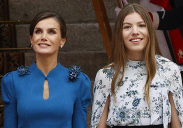 La Reina Letizia y la Infanta Sofía hacen un guiño con sus estilismos en la jura de la Princesa Leonor